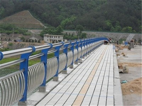 汕头不锈钢桥梁护栏的特性及其在现代建筑中的应用